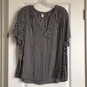 XXL Old Navy Black & White Stripped V-Neck Top EUC